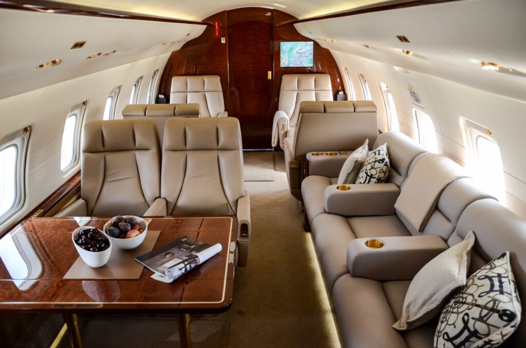 Bombardier Challenger 604 Cabin 2 0